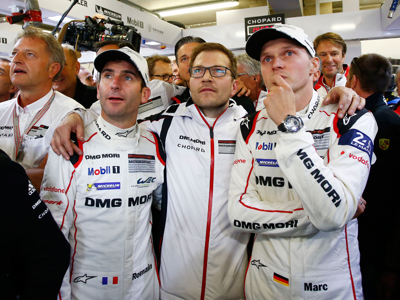 El piloto Romain Dumas con sus compañeros Andreas Seidl y Marc Lieb analizando la carrera de Neel Jani.