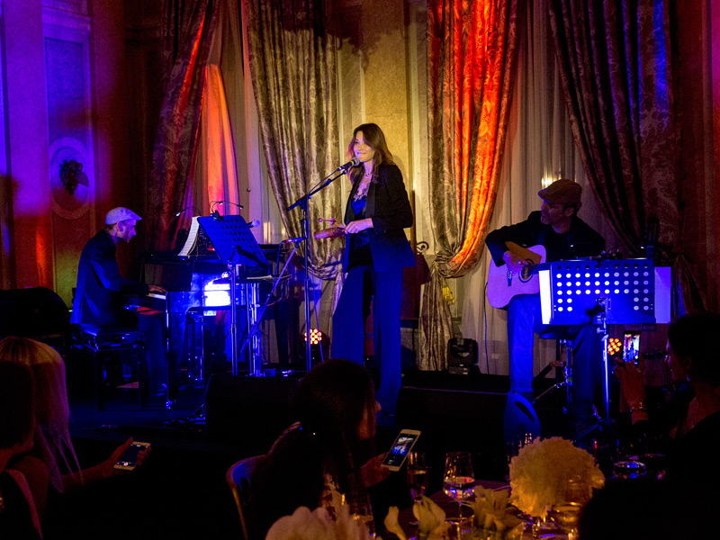 Carla Bruni en un momento de su actuación.