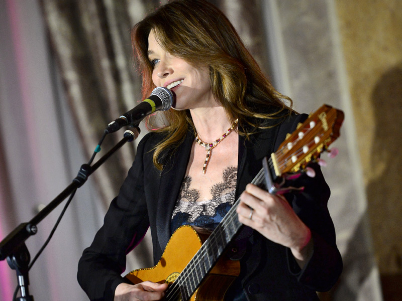Carla Bruni cantó en directo en la cena de gala. Lució un collar Serpenti
