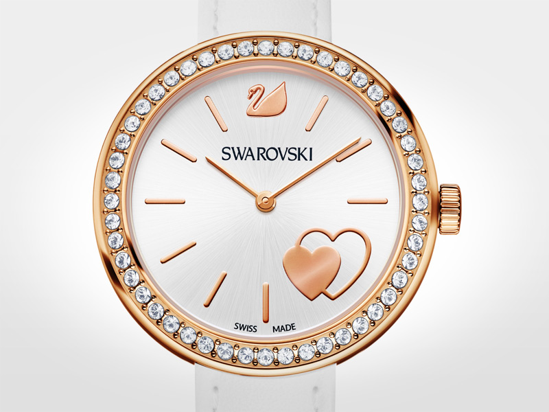 Un reloj romántico y con estilo. Tiene caja de 34 mm de acero con revestimiento en tono oro rosa y 48 cristales transparentes en el bisel; esfera de color blanco plateado iridiscente con diseño de corazón en tono oro rosa y logotipo del cisne a las 12; correa de 19 cm de piel de becerro; cuarzo.