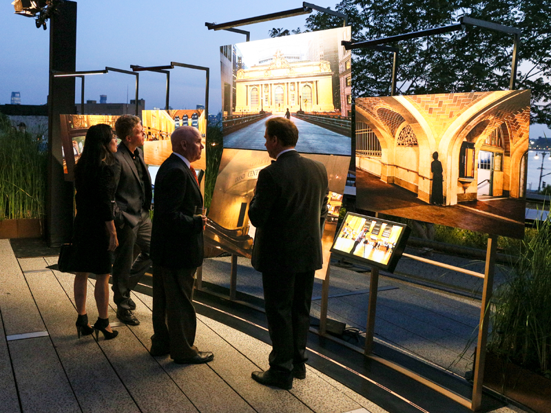 Exposición de las fotos de McCurry en el proyecto de Overseas Collection en The High Line.