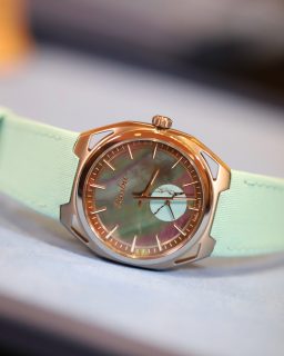 Una de las marcas que debutó en @siarmx Summer fue @bimbu_watches, una joven firma independiente nacida en Suiza que apuesta por la autenticidad, la producción artesanal y una visión contemporánea de la relojería.
Fundada por los hermanos Aldo y Mario Magada, la marca presentó piezas que reflejan diseño limpio, manufactura propia y una identidad profundamente personal.
#TiempoDeRelojes #Bimbu #SIARSummer