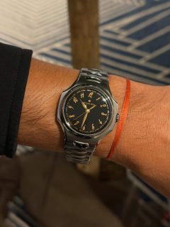 Este #SIARSummer pudimos conocer @atelierwenwatches, firma independiente cuyo nombre une dos conceptos: atelier, taller en francés, y wen (文), el carácter chino asociado a la cultura. Una declaración de intenciones que busca reinterpretar la artesanía y la estética chinas desde una perspectiva contemporánea, como demuestran con su modelo Inflection.

A través de colaboraciones con algunos de los mejores artesanos de China, la marca reivindica un legado que va mucho más allá de la manufactura: arquitectura, oficios tradicionales, símbolos históricos y expresiones artísticas que han definido la cultura china durante siglos. 

#AtelierWen #TiempoDeRelojes