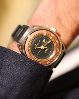 En @siarmx Summer conocimos los nuevos Dual Track Horizon Red y Dual Track Meridian Green de @singerreimagined, inspirados en conceptos de orientación, movimiento y exploración.
#TiempoDeRelojes #SingerReimagined #SIARSummer