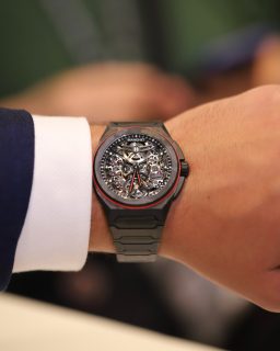 En @siarmx Summer conocimos el @bianchet_watches Tourbillon Rotondo UltraFino, una pieza de apenas 48 gramos equipada con un tourbillon volante automático ultradelgado.
Construido en carbono, este reloj combina ligereza extrema y resistencia.
#TiempoDeRelojes #Bianchet #FlyingTourbillon #SIARSummer