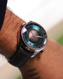 @siarmx Summer fue el escenario elegido para la presentación global del nuevo Endeavour Flyback Chronograph Dual Time Date de @moserwatches.
Una pieza que combina cronógrafo flyback, segundo huso horario y fecha dentro de una estética limpia, sofisticada y fiel al ADN minimalista de la marca.
#TiempoDeRelojes #HMoser #SIARSummer