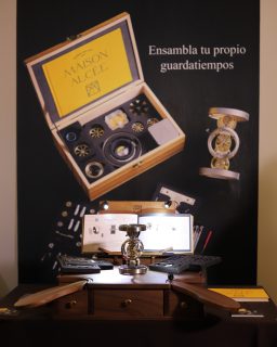 @maisonalcee propone una experiencia única: construir tu propio reloj pieza por pieza.
Durante @siarmx Summer conocimos esta original propuesta francesa, que invita a descubrir la relojería desde dentro a través de un kit con componentes, herramientas y todo lo necesario para ensamblar tu propia creación.
#TiempoDeRelojes #MaisonAlcee #SIARSummer