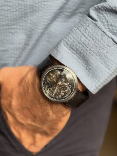 “Form follows the movement” es la idea que define el MT1.1 Le Tourbillon 7 Jours de @marcotedeschiwatches. Una pieza construida desde el movimiento hacia el exterior, donde —como vimos en #SIARSummer— cada decisión estética responde a una función mecánica.

El calibre esqueletizado MT 7010 IRM combina un tourbillon volante a las 6 horas con una reserva de marcha de siete días obtenida mediante un único barrilete sobredimensionado. La caja de 44 mm prescinde de asas y de corona lateral, trasladando el sistema de cuerda y ajuste al reverso para mantener la pureza de sus líneas.

#MarcoTedeschi @siarmx #TiempoDeRelojes