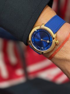 Tras algunos años de ausencia en el @siarmx, @kerbedanz_official volvió a México este #SIARSummer con la colección 65’27’’. En estas piezas, la firma propone una lectura distinta de las horas usando una sola manecilla de minutos que recorre un disco horario cuyo marcador es un diamante. Ambos se encuentran exactamente cada 65 minutos y 27 segundos, un instante efímero de perfecta alineación que da nombre a la colección.

#Kerbedanz #TiempoDeRelojes