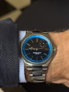 El nuevo Ripples Kármán Line de @speakemarin toma su nombre de la frontera invisible situada a 100 kilómetros sobre la Tierra para dar forma a un reloj ultraplano de apenas 6.3 mm de grosor, equipado con el nuevo calibre manufactura SMA06 de microrrotor integrado y frecuencia de 5 Hz.

Como nos explicó Paul E. Wahlgren —Brand Manager de la firma en las Américas— durante #SIARSummer, su esfera de zafiro metalizado en azul juega con transparencias, profundidad y reflejos que evocan el tránsito entre el cielo y el cosmos, mientras que la caja de acero 904L y el brazalete integrado refuerzan el carácter contemporáneo de la colección.