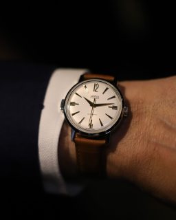 @angelus_watches presentó en @siarmx Summer el nuevo Tinkler 1958, una reinterpretación contemporánea de uno de los relojes más importantes en la historia de la marca. La pieza recupera la repetición de cuartos patentada por Angelus en 1958.
#TiempoDeRelojes #Angelus #SIARSummer