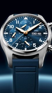 Inspirado en el universo de Le Petit Prince, este Reloj de Aviador Cronógrafo 41 de @iwcwatches combina la precisión mecánica con una narrativa atemporal. La carátula azul de efecto rayos de sol y los detalles dorados evocan el espíritu de la obra, mientras que en el reverso, la figura de Le Petit Prince grabada sobre el cristal de zafiro aporta un guiño poético a una de las historias más entrañables de la literatura.
#TiempoDeRelojes #IWCMéxico #IWCWatches