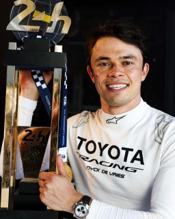 Tras 24 horas de estrategia, resistencia y precisión, el Testimonial de @rolex @nyckdevries y el Toyota #7 conquistaron la edición 2026 de la carrera más emblemática del endurance. Una victoria construida vuelta a vuelta, desde el puesto 14 de salida hasta la cima del podio.

En el año en que Rolex celebra 25 años como Reloj Oficial de @24heuresdumans, el piloto neerlandés sumó su nombre a una historia donde el tiempo es tan importante como el talento. Como campeón, recibió el tradicional Oyster Perpetual Cosmograph Daytona grabado, uno de los símbolos más reconocibles del automovilismo mundial.

#24hoursoflemans #Rolex #TiempoDeRelojes