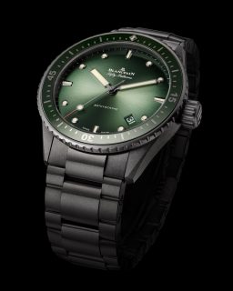 Fiel a su esencia, el @blancpain1735 Bathyscaphe combina versatilidad y carácter.

Su caja de cerámica negra y su carátula con acabado sunray generan contrastes dinámicos y una presencia contemporánea. Ligero, resistente y meticulosamente terminado a mano, está diseñado para todo terreno.

Disponible en @ultrajewels.

#Blancpain1735 #FiftyFathoms