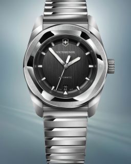 Con Concept One, @victorinox presenta su primer reloj solar y una nueva generación de modelos automáticos con hasta 68 horas de reserva de marcha. Una colección que apuesta por la autonomía, la precisión y un diseño minimalista con toda la esencia del Swiss Made.
#TiempoDeRelojes #Victorinox #ConceptOne