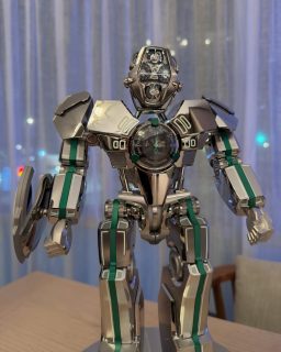 Cinco años de desarrollo dieron vida a una de las creaciones más ambiciosas de @mbandf. La nueva HM12 The Guardian combina horas saltantes, tourbillon volante y una arquitectura inspirada en un rostro robótico, en una pieza que desdibuja los límites entre la alta relojería y la ciencia ficción. Solo se producirán 12 ejemplares de cada color.
#MBandF #TiempoDeRelojes