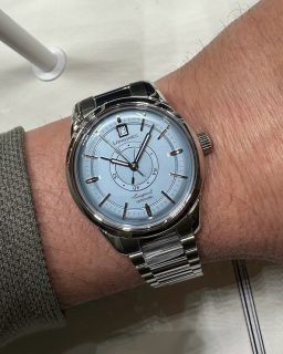 @longines incorpora una carátula azul claro opalina al Conquest Heritage Central Power Reserve, resaltando aún más una de las funciones más singulares de la manufactura: el indicador de reserva de marcha mediante discos giratorios en el centro. Disponible con brazalete de acero o correa de cuero gris.
#TiempoDeRelojes #Longines #ConquestHeritage