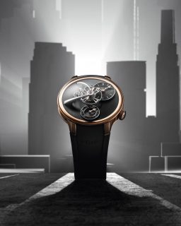 @mbandf celebra la apertura de su nuevo Lounge en Nueva York con una pieza exclusiva. El LM101 EVO NYC, limitado a solo 25 ejemplares, combina una caja de oro rosa con una esfera negra de gran profundidad, manteniendo la icónica arquitectura tridimensional de la colección y un movimiento desarrollado junto a Kari Voutilainen con 60 horas de reserva de marcha.
#TiempoDeRelojes #MBandF #LM101EVO
