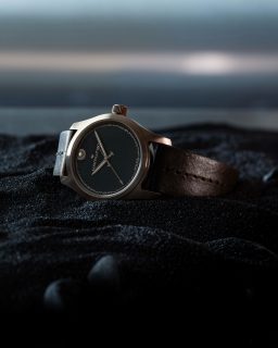 En su cuarta colaboración con Christopher Nolan, @hamiltonwatch presenta un reloj inspirado en The Odyssey, diseñado junto al director como homenaje a la película.

Inspirado en la mitología de Odiseo y realizado en una edición limitada de 2,112 piezas, este lanzamiento reafirma la estrecha relación de Hamilton con Hollywood, donde sus relojes han dado vida a cientos de historias dentro y fuera de la gran pantalla. 

#TiempoDeRelojes #Hamilton #ChristopherNolan #TheOdyssey