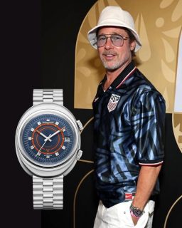 #WatchSpotting | Durante el partido entre Turquía y Estados Unidos en la Copa Mundial de la FIFA 2026, Brad Pitt fue visto portando un @jaegerlecoultre Memovox Speed Beat GT.

#JaegerLeCoultre #BradPitt #WorldCup2026