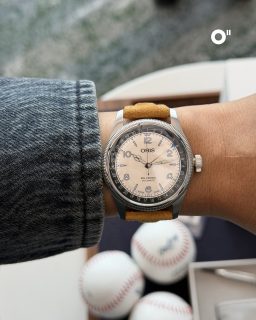 Hoy nos reunimos con @oris y los @charrosbeisbol (equipo con el que la marca tiene una firme alianza) para celebrar el lanzamiento de un reloj que rinde homenaje a una de las figuras más emblemáticas del béisbol: Lou Gehrig.
Está edición limitada, basada en el Big Crown Pointer Date, apoyará con sus ventas a la Lou and Eleanor Gehrig Family Foundation. Solo habrá 2,130 piezas (en referencia al récord de partidos consecutivos jugados por Gehrig con los Yankees de Nueva York) y, en ellas, los aficionados podrán disfrutar varios guiños a la historia del beisbolista: el número 4 destacado en azul en el anillo de fecha, la paleta azul y blanca del equipo, una carátula plateada con acabado vertical que evoca su apodo, “El Caballo de Hierro”, y una correa de piel marrón con doble costura inspirada en un guante de béisbol.
#Oris #LouGehrig #TiempoDeRelojes