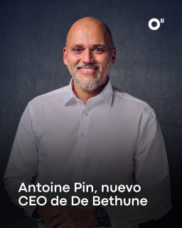 @de_bethune anunció el nombramiento de Antoine Pin como su nuevo CEO. Pin, un veterano con tres décadas de trayectoria en el sector del lujo, ha ocupado puestos directivos en Zenith y Bvlgari, y fue CEO de TAG Heuer entre 2024 y principios de 2026. Su llegada a De Bethune se produce un año antes del 25 aniversario de la admirada manufactura, donde trabajará de la mano del cofundador y maestro relojero Denis Flageollet, uno de los demiurgos que más ha contribuido al boom de la alta relojería independiente en los últimos años.

#TiempoDeRelojes #DeBethune #AntoinePin