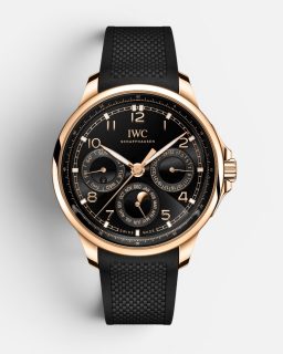 @iwcwatches incorpora por primera vez su emblemático calendario perpetuo al Portugieser Yacht Club.

El nuevo Portugieser Yacht Club Perpetual Calendar 42 combina el carácter deportivo de la colección en una caja de Armor Gold y carátula Obsidian negra.

#TiempoDeRelojes #IWC
