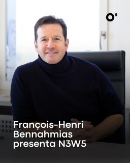 François-Henri Bennahmias inicia un nuevo capítulo. El ex CEO de Audemars Piguet lanza N3W5 (North, East, West, South), una plataforma dedicada a la creación que busca ofrecer una visión diferente de la relojería contemporánea. N3W5 nace como un espacio para reconocer el talento que hay detrás de los grandes relojes: relojeros, artesanos, diseñadores, ingenieros y creativos cuyo trabajo suele permanecer en segundo plano, pero que hace posible la innovación. 

“En una industria cada vez más definida por logotipos y tendencias, queremos poner el foco en lo esencial: el conocimiento, las decisiones creativas y las personas que dan forma a objetos excepcionales”, explica Bennahmias.

N3W5 pertenece a The Honourable Merchants Group (THMG), el grupo fundado por Bennahmias tras su salida de Audemars Piguet. La primera colección se presentará en Dubai Watch Week 2027.

#TiempoDeRelojes #N3W5 #FrançoisHenriBennahmias