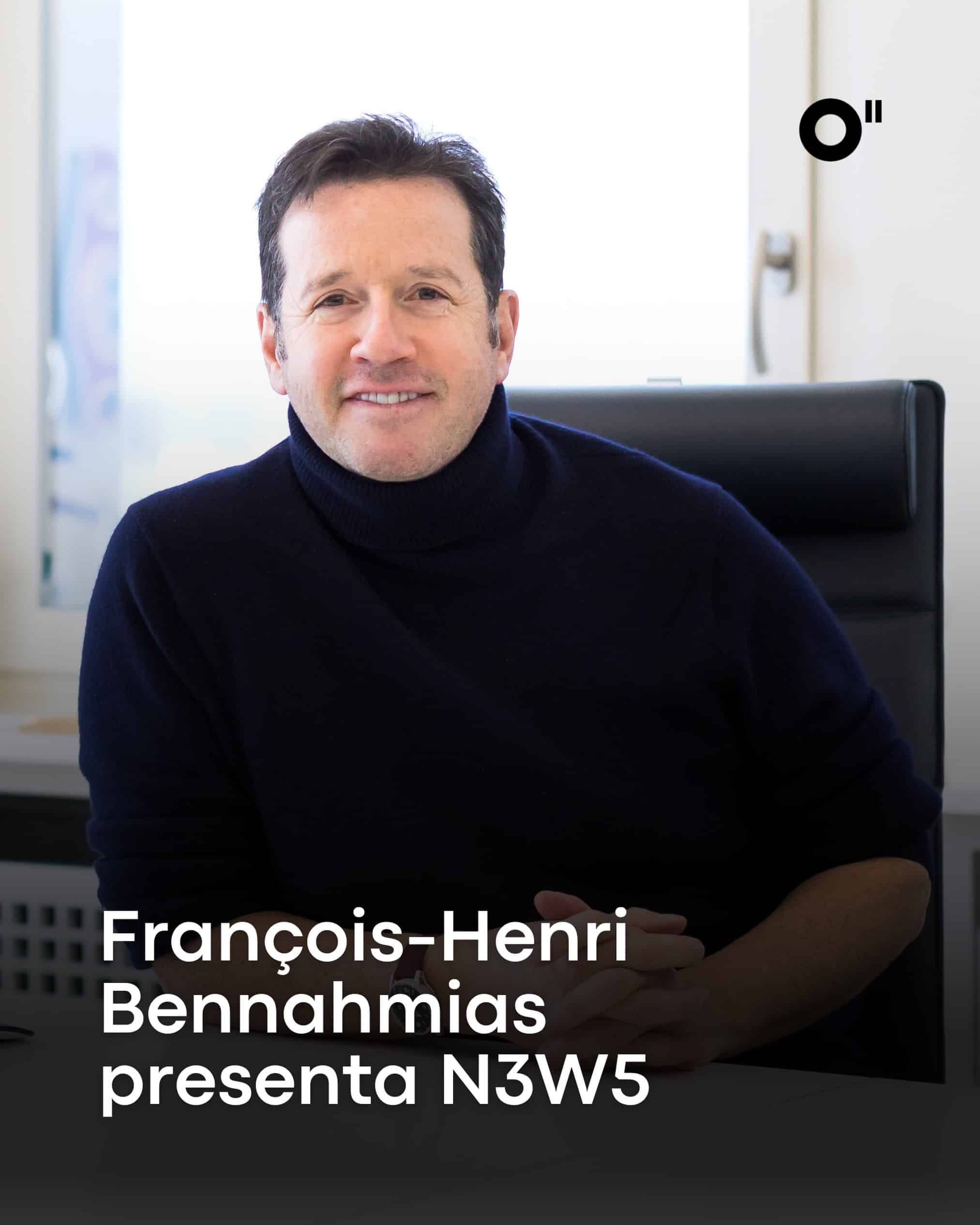 François-Henri Bennahmias inicia un nuevo capítulo. El ex CEO de Audemars Piguet lanza N3W5 (North, East, West, South), una plataforma dedicada a la creación que busca ofrecer una visión diferente de la relojería contemporánea. N3W5 nace como un espacio para reconocer el talento que hay detrás de los grandes relojes: relojeros, artesanos, diseñadores, ingenieros y creativos cuyo trabajo suele permanecer en segundo plano, pero que hace posible la innovación. 

“En una industria cada vez más definida por logotipos y tendencias, queremos poner el foco en lo esencial: el conocimiento, las decisiones creativas y las personas que dan forma a objetos excepcionales”, explica Bennahmias.

N3W5 pertenece a The Honourable Merchants Group (THMG), el grupo fundado por Bennahmias tras su salida de Audemars Piguet. La primera colección se presentará en Dubai Watch Week 2027.

#TiempoDeRelojes #N3W5 #FrançoisHenriBennahmias