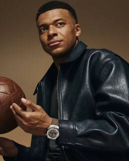 Hoy @k.mbappe buscará llevar a Francia a los cuartos de final frente a Paraguay. 🇫🇷🇵🇾
En su muñeca luce el @hublot Big Bang Unico Kylian Mbappé, una edición limitada de solo 200 piezas, con el mensaje “Trust Yourself” grabado en el bisel.
#TiempoDeRelojes #Hublot #KylianMbappe