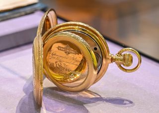 Para conmemorar el 200 aniversario del nacimiento del relojero Moritz Grossmann, el Museo Alemán de Relojería de Glashütte presenta Grossmann200, una exposición especial que recorre el legado de una de las figuras más influyentes de la relojería alemana. 

La muestra revela por primera vez los diseños originales de un monumento que nunca llegó a construirse en su honor y recuerda su impacto como inventor, educador y fundador de la Escuela Alemana de Relojería de Glashütte, institución clave en el desarrollo de la relojería moderna.

#TiempoDeRelojes #MoritzGrossmann #Glashütte #Grossmann200