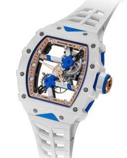 El RM 64-01 Tourbillon Colnago nace de la colaboración entre @richardmille y la legendaria firma italiana de bicicletas. Su calibre esqueletado de 274 componentes, el tourbillon de inercia variable y una arquitectura inspirada en los cuadros @colnagoworld reflejan una búsqueda constante de ligereza, precisión y rendimiento.

Esta pieza cuenta con caja de Quartz TPT blanco, detalles en oro rojo y es una edición limitada de 50 piezas.

#TiempoDeRelojes #RichardMille #Colnago