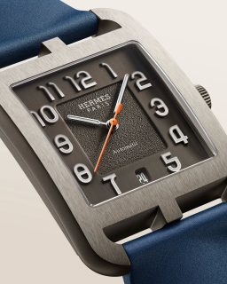 El icónico Cape Cod de @hermes evoluciona con una nueva interpretación. Su caja de titanio de 41 mm incorpora por primera vez el movimiento de manufactura Hermès H1912, mientras que la carátula negra con sutiles juegos de textura y el segundero naranja aportan un carácter contemporáneo. Disponible con correas de caucho en distintos colores.

#TiempoDeRelojes #Hermès #CapeCod