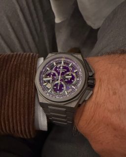 Los nuevos DEFY Extreme Ultraviolet y DEFY Extreme Lapis Lazuli II de @zenithwatches comparten el calibre El Primero 9004, con doble escape y precisión de 1/100 de segundo, pero cada uno expresa una personalidad distinta. Mientras el Ultraviolet apuesta por el titanio microgranallado y los tonos violeta, el Lapis Lazuli II combina carbono, titanio y contadores de lapislázuli natural en una edición limitada de solo 25 piezas.
#TiempoDeRelojes #ZENITH #DEFYExtreme