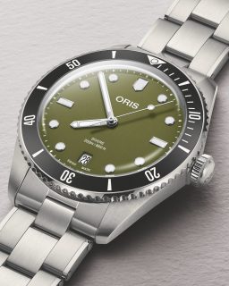 @oris viste de verde oliva a uno de sus grandes clásicos. El nuevo Divers Date recupera el espíritu del reloj de buceo original de 1965 con una carátula inspirada en el equipamiento militar vintage. Cuenta con caja de 39 mm, bisel de cerámica, resistencia al agua de 200 metros y sistema de cambio rápido de correa.
#TiempoDeRelojes #Oris #DiversDate
