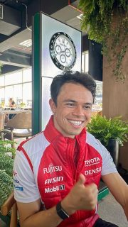 Desde 2026, @nyckdevries forma parte de la familia de Testimoniales @rolex. Campeón del Mundial de Constructores del WEC con @toyota_gazoo_racing en 2024 y ganador de las 24 Horas de Le Mans este año, el piloto neerlandés buscará hoy un triunfo en las Rolex 6 Horas de São Paulo.

#Rolex #SaoPaulo #TiempoDeRelojes