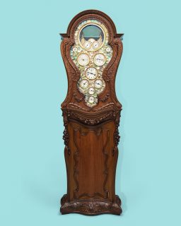 Tras un meticuloso proceso de restauración, @tiffanyandco vuelve a exhibir una de las piezas más extraordinarias de su legado. El histórico Astronomical Clock, creado para la Exposición Universal de Chicago de 1893, incorpora 21 complicaciones, la mayoría de carácter astronómico, incluyendo una única en el mundo: un indicador que contabiliza los años transcurridos desde la Independencia de Estados Unidos. En 2026, el reloj marca un momento histórico con la inscripción “250th”, en homenaje al 250.º aniversario de la Declaración de Independencia.

#TiempoDeRelojes #TiffanyAndCo