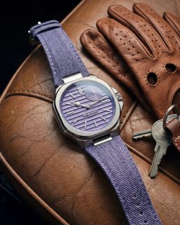 @speakemarin añade un nuevo matiz a la colección Ripples. El nuevo Ripples Portobello se inspira en la atmósfera creativa de Portobello Road, en Londres, con una carátula en tono lavanda que cambia de intensidad según la luz. Su caja de acero de apenas 9.2 mm de grosor alberga el calibre de manufactura SMA03-T con microrrotor integrado.

#TiempoDeRelojes #SpeakeMarin #Ripples