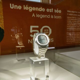 @patekphilippe celebra los 50 años del Nautilus con una exposición especial en el Museo Patek Philippe, donde recorre la historia de uno de sus relojes más emblemáticos. A través de archivos históricos y una selección de piezas que marcaron distintas etapas de la colección, la muestra revela cómo aquel diseño revolucionario de los años 70 se convirtió en uno de los mayores íconos de la alta relojería.
#TiempoDeRelojes #PatekPhilippe #Nautilus