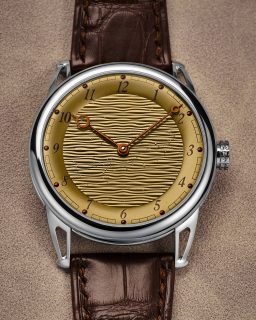 El nuevo @de_bethune DB25xs Sand Winds encuentra su inspiración en las ondulaciones de las dunas, recreadas mediante una combinación de guilloché aleatorio y un tratamiento térmico de oxidación sobre titanio. En su interior, el calibre de manufactura DB2005 ofrece seis días de reserva de marcha.

#TiempoDeRelojes #DeBethune #DB25xs