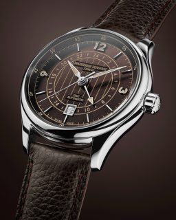 El nuevo Classics Runabout Automatic GMT de @frederiqueconstant rinde homenaje a las legendarias embarcaciones de la Riva Historical Society con dos carátulas inspiradas en el mar y la madera de teca. Equipado con una complicación GMT de manufactura, cada versión está limitada a 888 piezas.
#TiempoDeRelojes #FrederiqueConstant #Runabout