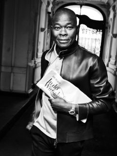 En el capítulo de julio de Time Well Spent, @urbanjurgensen retrata a Francis Kéré, arquitecto nacido en Gando, Burkina Faso, cuya obra redefine la relación entre diseño, comunidad y sostenibilidad. Y es que su arquitectura parte de la idea de que los edificios no solo deben responder al clima y al lugar, sino que también deben crear dignidad, participación y futuro. Desde escuelas y hospitales hasta museos e instituciones cívicas, @kerefrancis ha construido espacios que mejoran vidas y fortalecen comunidades.

Primer arquitecto nacido en África en recibir el Premio Pritzker, entiende el tiempo como una forma de impacto: aquello que se invierte en crear oportunidades para otros.

#UrbanJurgensen #TimeWellSpent #TiempoDeRelojes