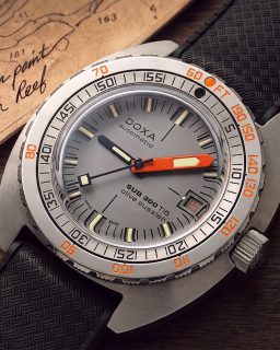 @doxawatchesofficial presenta el SUB 300 Ti5 Clive Cussler, una edición limitada a solo 300 piezas que rinde homenaje al célebre escritor, explorador y fundador de la NUMA. Fabricado en titanio, recupera el icónico SUB 300 de 1967 con una inédita esfera de doble nivel, certificación COSC y una hermeticidad de 300 metros. Parte de los beneficios de su venta se destinarán a apoyar las iniciativas de la NUMA, continuando el legado de Clive Cussler.

#TiempoDeRelojes #DOXA #SUB300