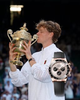 #WatchSpotting | El número uno del mundo, @janniksin, conquistó su segundo Wimbledon consecutivo y levantó su quinto título de Grand Slam, uniéndose a un exclusivo grupo de campeones que defendieron con éxito la corona del All England Club. En su muñeca lució un Rolex Cosmograph Daytona Oyster de 40 mm en oro Everose (ref. 126515LN), mientras @rolex volvió a marcar el tiempo de uno de los momentos más importantes del tenis.

#TiempoDeRelojes #Rolex #Wimbledon