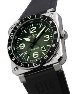 El nuevo BR-03 GMT Green Lum de @bellrosswatches es una edición limitada a 500 piezas con esfera degradada del negro al verde y elementos recubiertos de Super-LumiNova C3, capaces de mantener su resplandor durante aproximadamente 10 horas. Su función GMT permite consultar dos husos horarios —e incluso un tercero mediante el bisel giratorio—, mientras el calibre automático BR-CAL.303 ofrece 54 horas de reserva de marcha. 

#TiempoDeRelojes #BellAndRoss #BR03GMT