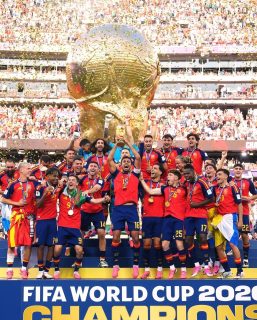 España levantó la Copa del Mundo en un partido que nos puso en alta tensión ante la relatividad del tiempo… Y es que en el futbol, 90 minutos se pueden ir como agua y los 5 minutos finales de los tiempos extra parecer una eternidad.
El icónico y codiciado trofeo fue transportado al estadio de Nueva Jersey en un baúl @louisvuitton hecho a medida como ocurre desde 2010 cuando inició la alianza entre la @fifaworldcup y la Maison francesa. ¡Enhorabuena, Furia Roja! @sefutbol 🇪🇸