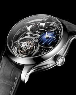 @moserwatches reúne en una edición limitada de solo 20 piezas una repetición de minutos visible desde la esfera, un tourbillon volante con espiral cilíndrica y un movimiento completamente esqueletizado. Todo ello acompañado por una espectacular subesfera de aventurina e incrustaciones de nácar que evocan una lluvia de estrellas.
 
#TiempoDeRelojes #HMoserAndCie #MinuteRepeater #Tourbillon