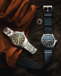 @hamiltonwatch amplía la colección Khaki Field Power Reserve Mechanical con dos nuevas carátulas en verde y azul. Además de su estética renovada, conserva un indicador de reserva de marcha visible en la carátula y un movimiento mecánico de carga manual con hasta 80 horas de autonomía. 

#TiempoDeRelojes #Hamilton #KhakiField