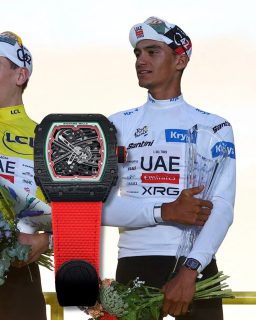 #WatchSpotting | Con apenas 22 años, @isaac_deltoro_romero1 hizo historia al convertirse en el primer mexicano en subir al podio del Tour de Francia, además de conquistar el maillot blanco como el mejor ciclista joven de la edición 2026.

Durante esta actuación histórica, el ciclista del UAE Team Emirates XRG llevó en la muñeca un @richardmille RM 67-02.

#TiempoDeRelojes #IsaacDelToro #RichardMille