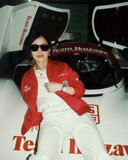 @tagheuer presenta el nuevo Carrera Chronograph x Team Ikuzawa, una edición limitada de solo 150 piezas creada junto a @teamikuzawa y @bamfordwatchdepartment.
Inspirado en los históricos cronómetros Heuer Roadmaster y en la estética del automovilismo japonés, este cronógrafo reinterpreta el Carrera Glassbox con una personalidad única: una carátula blanca con detalles en rojo y guiños a los instrumentos de cronometraje vintage.
#TAGHeuer #Carrera #TeamIkuzawa